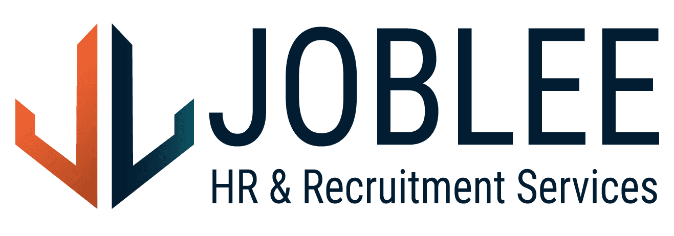 הלוגו של Joblee HR & Recruitment Services עם עיצוב חץ מסוגנן בכתום וכחול לצד שם החברה, המסמן את הנסיעה והכיוון של החברות.